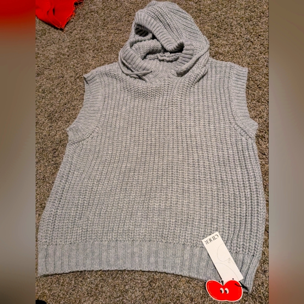NWT small sleeveless sweater, with hood